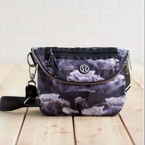 Lululemon Festival Bag *Polyester Dream Rose Stripe Neutral Blush Black
